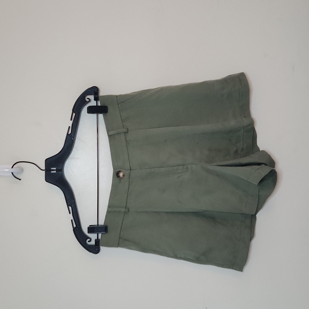 Women's Loft Green Pleated Front Shorts Sz 6